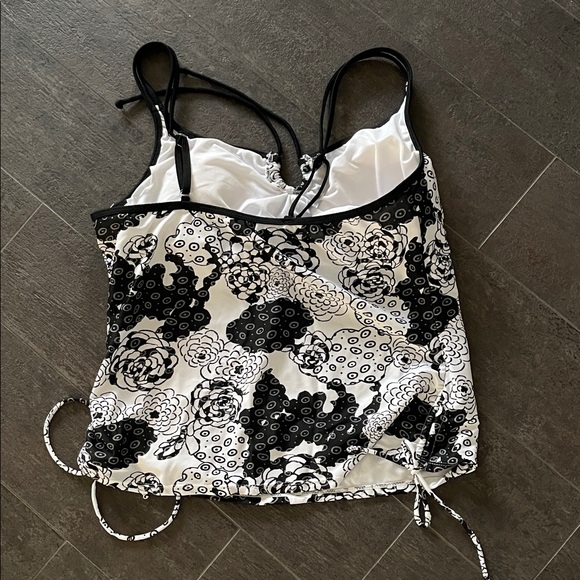 Elegant Black and White Floral Swim Camisole - Picture 3 of 3